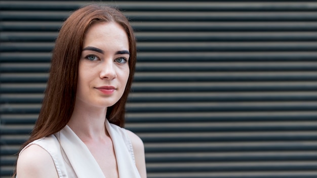 Photo gratuite femme d'affaires posant dans la rue