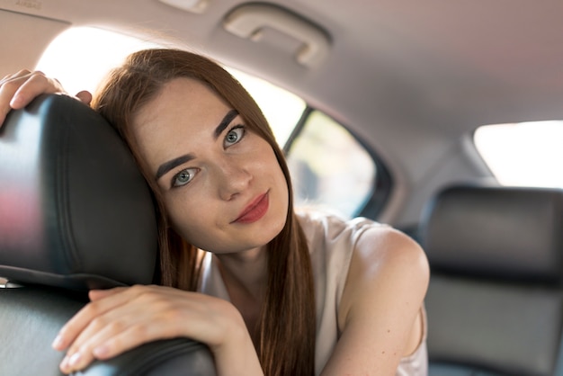 Femme d&#39;affaires posant à l&#39;intérieur d&#39;une voiture