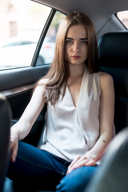 Photo gratuite femme d'affaires posant à l'intérieur d'une voiture