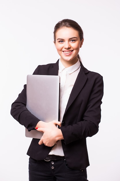 Femme d'affaires prospère est debout sur un mur blanc isolé.