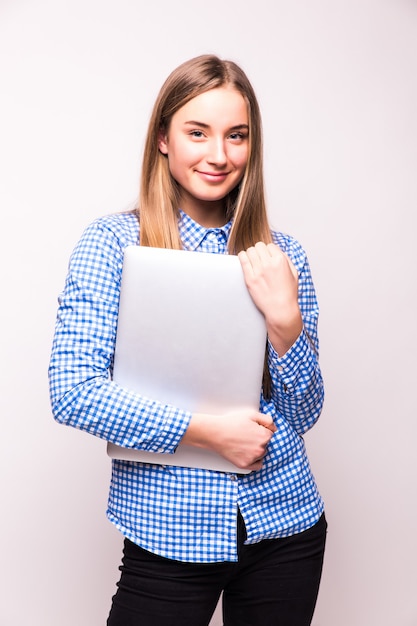 Femme D'affaires Prospère Est Debout Sur Un Mur Blanc Isolé.