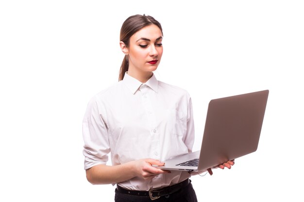 Femme d'affaires prospère se tient debout sur blanc.