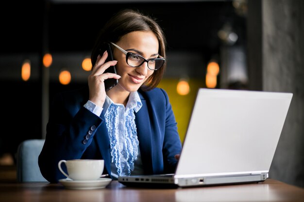 Femme d&#39;affaires qui travaille