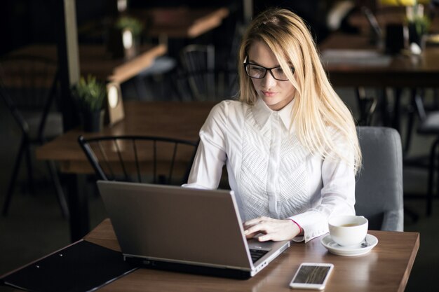 Femme d&#39;affaires qui travaille