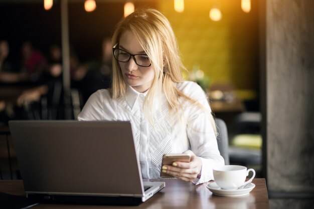 Femme d&#39;affaires qui travaille