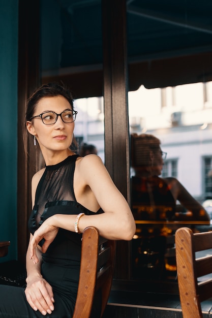 Femme D'affaires Raffinée Dans Des Verres Se Retourna, Elle A Vu Quelqu'un Assis Dans Un Café
