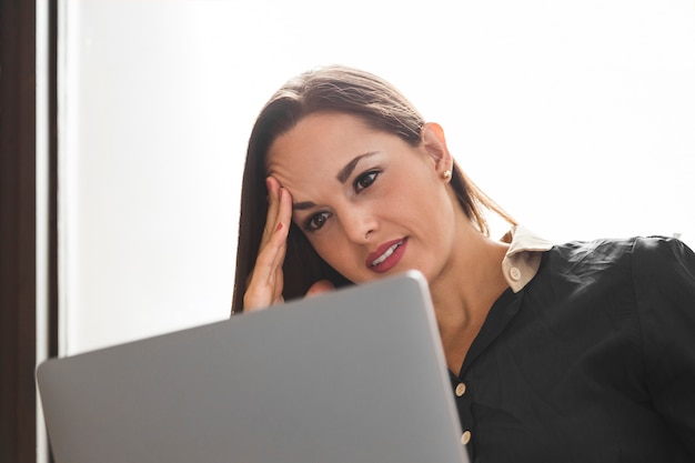 Photo gratuite femme d'affaires à la recherche de stressé dans son travail