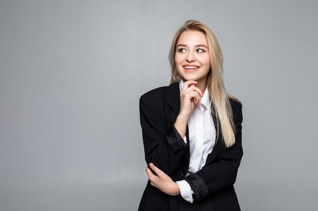 Femme d'affaires réfléchie avec un doigt sous le menton à la recherche d'isolement.