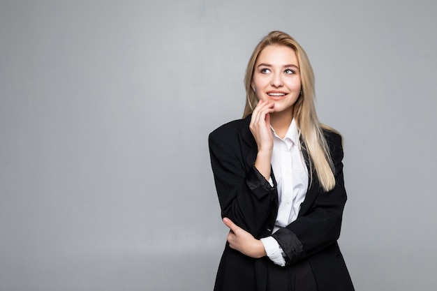 Femme d'affaires réfléchie avec un doigt sous le menton à la recherche d'isolement.