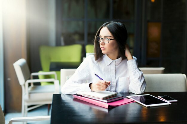 Photo gratuite femme d'affaires en regardant loin au café