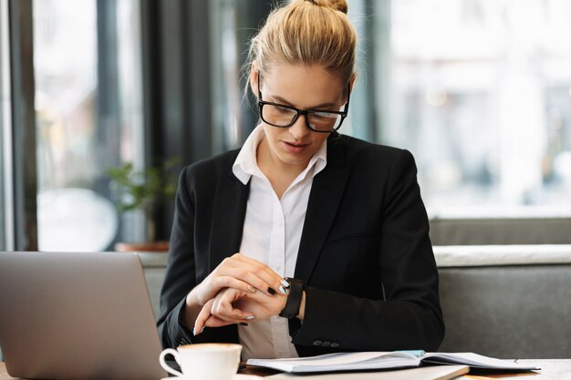 Femme d'affaires regardant la montre.