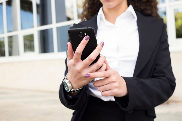 Femme affaires, regarder, smartphone