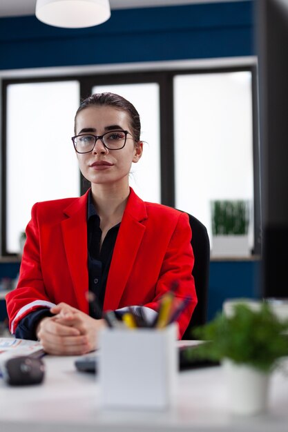 Femme d'affaires réussie au bureau de la société financière d'entreprise