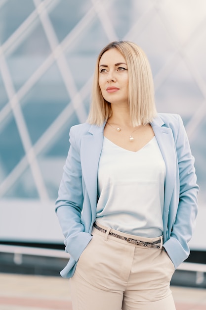 Femme D'affaires Réussie En Costume Bleu