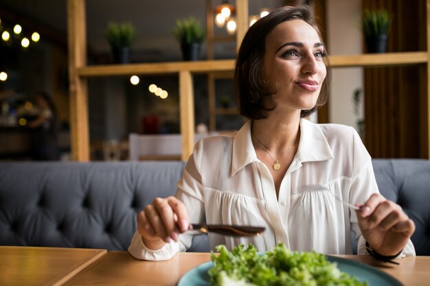 Femme d&#39;affaires avec salade