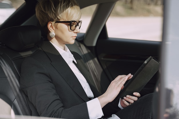 Femme affaires, séance, intérieur, voiture, utilisation, tablette