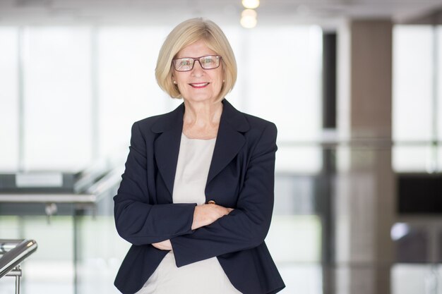 Femme d&#39;affaires senior réussie dans les lunettes