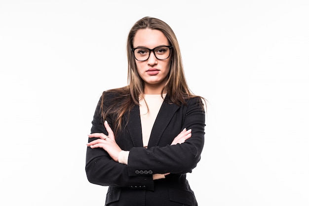 Femme d'affaires sérieuse dans la suite noire classique sur blanc