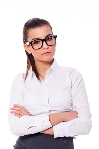 Femme d'affaires sérieuse dans des verres