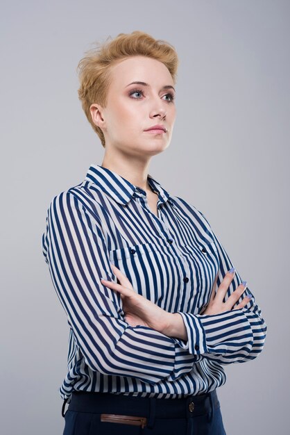 Femme d'affaires sérieuse avec ses bras croisés