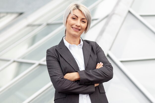 Femme d'affaires smiley faible angle