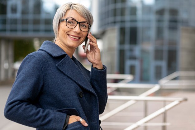 Femme d'affaires Smiley parlant au téléphone