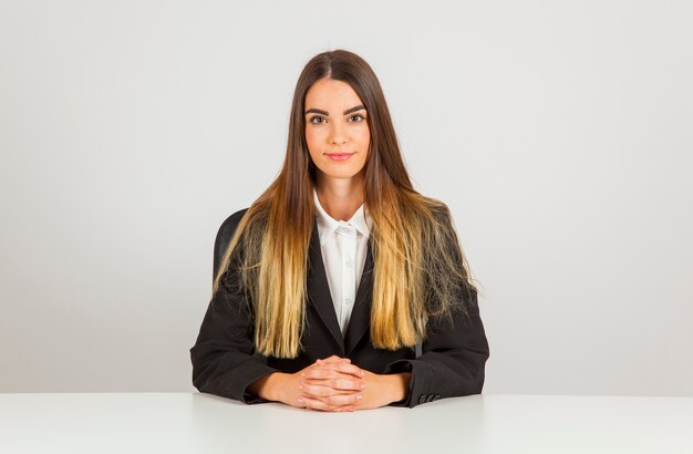 Femme d&#39;affaires à son bureau