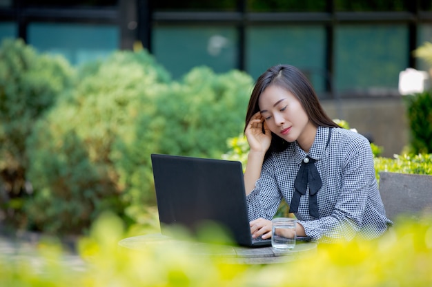 femme d'affaires souffre de fatigue du travail.