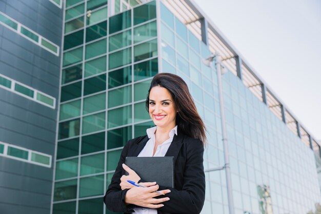 Femme d&#39;affaires souriant avec dossier