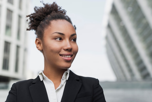 Femme affaires, sourire, gros plan