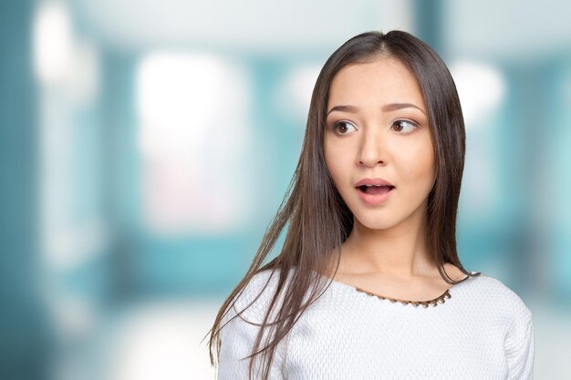 Femme d'affaires surprise avec les mains en l'air étonnée ou choquée par des nouvelles inattendues