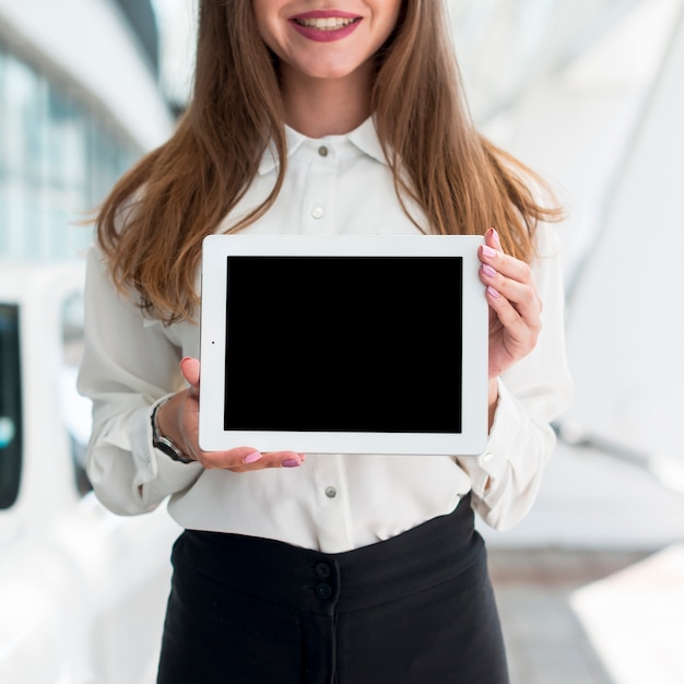 Femme d&#39;affaires avec une tablette dans la rue