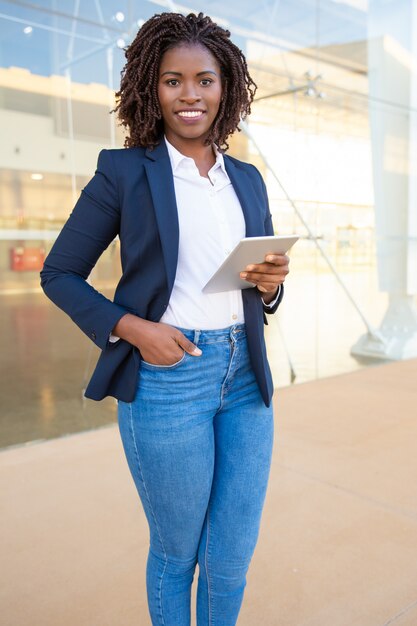 Femme affaires, à, tablette pc, sourire, appareil-photo