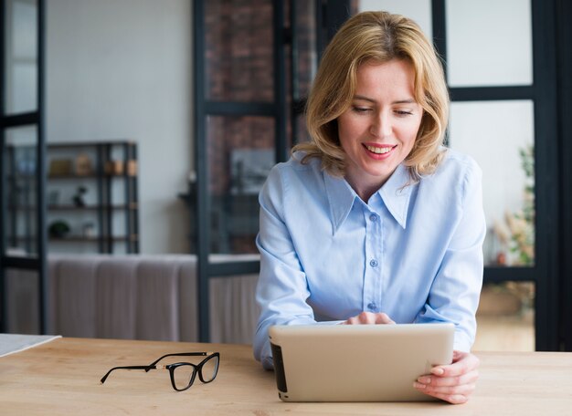 Femme affaires, tablette, table