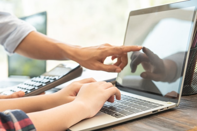 Photo gratuite femme d'affaires tapant sur ordinateur portable au lieu de travail femme travaillant dans le clavier de la main de bureau.