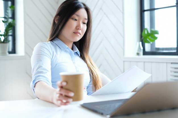 Femme affaires, à, tasse café