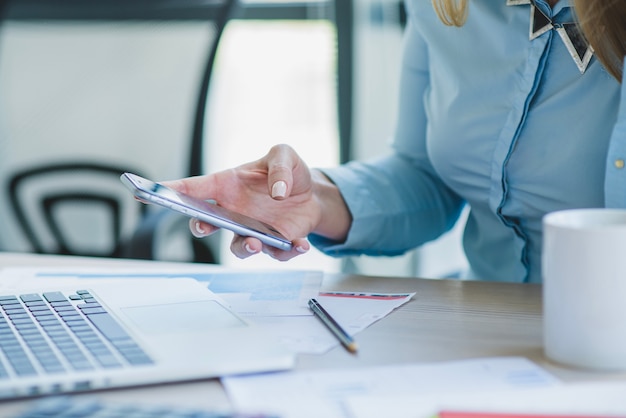 Femme d&#39;affaires avec un téléphone intelligent proche