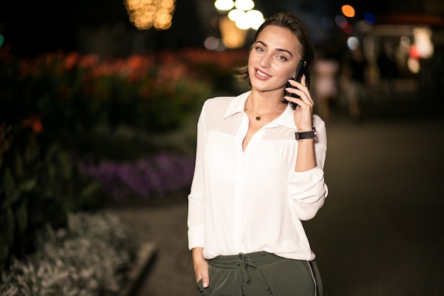 Femme d&#39;affaires avec le téléphone