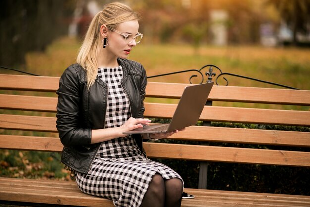 Femme d&#39;affaires avec le téléphone