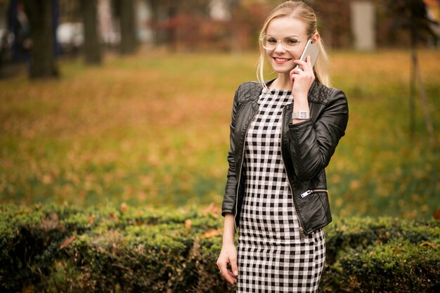 Femme d&#39;affaires avec le téléphone