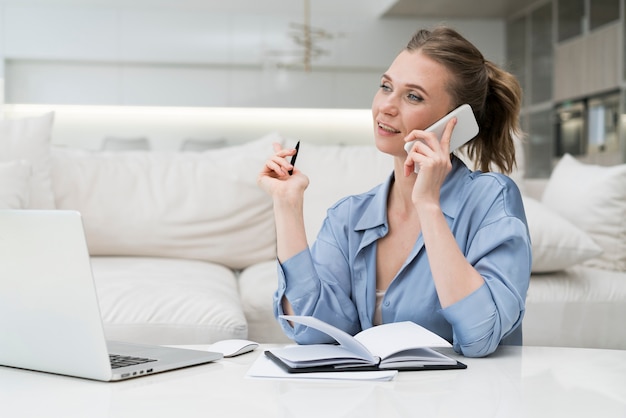 Femme affaires, téléphone