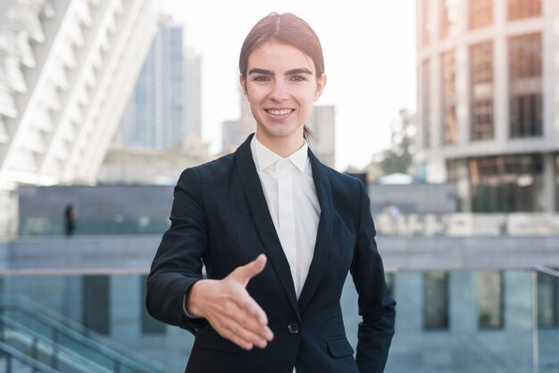 Femme d&#39;affaires tendre la main