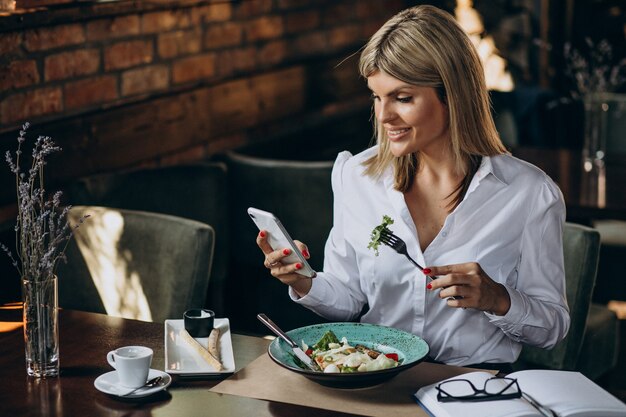 Femme d'affaires en train de déjeuner dans un café