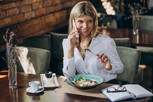 Femme d'affaires en train de déjeuner dans un café