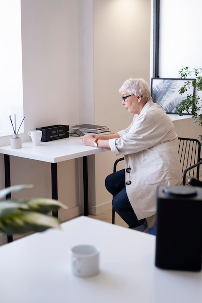 Photo gratuite femme d'affaires travaillant avec un assistant numérique