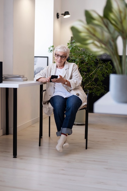 Photo gratuite femme d'affaires travaillant avec un assistant numérique