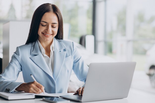 Femme d'affaires travaillant au bureau sur ordinateur