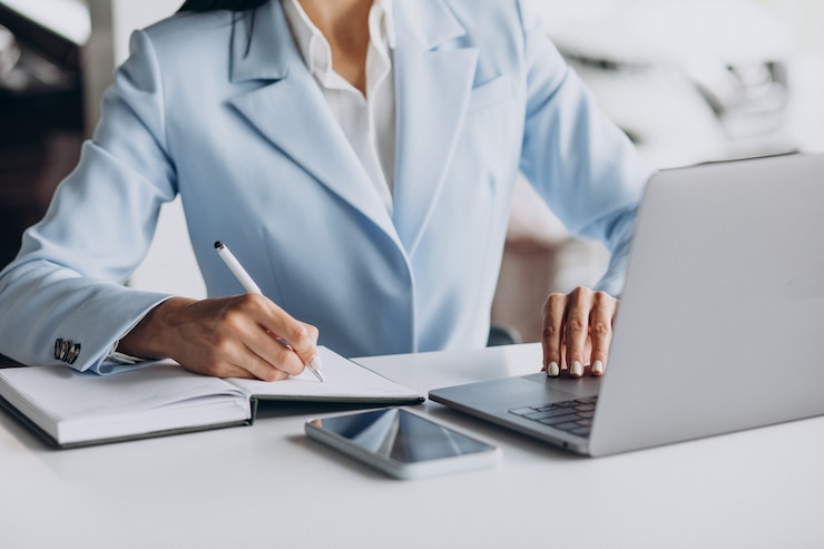 Photo gratuit femme d'affaires travaillant au bureau sur l'ordinateur