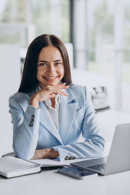 Femme d'affaires travaillant au bureau sur ordinateur