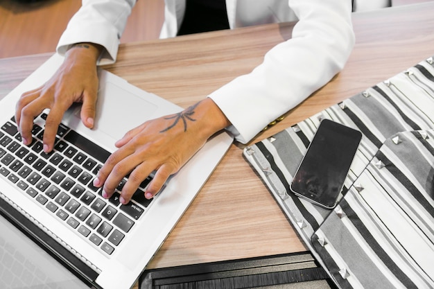 Femme d&#39;affaires travaillant au bureau